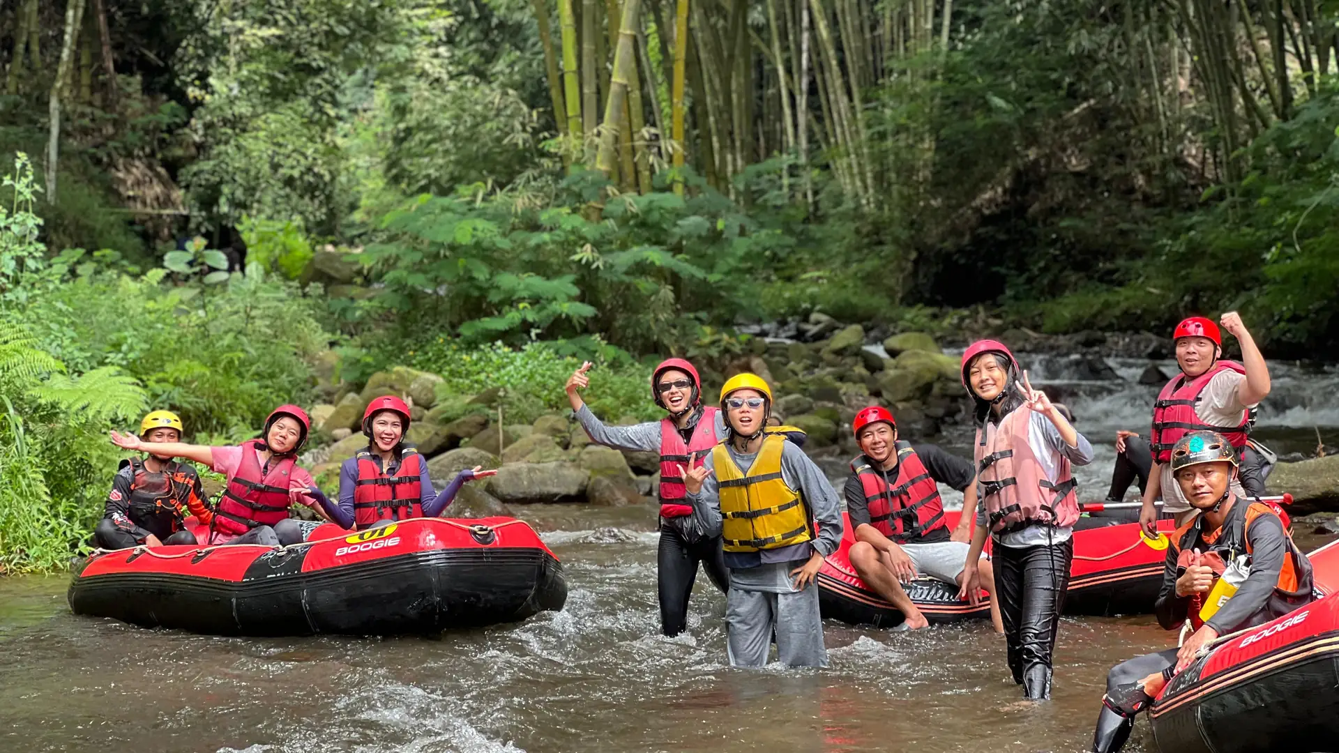 Rombongan rafting di Sungai Kromong, Pacet, Mojokerto