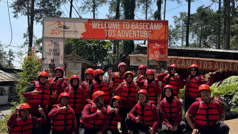 Seller gathering Shopee.id di basecamp TOS Adventure Pacet