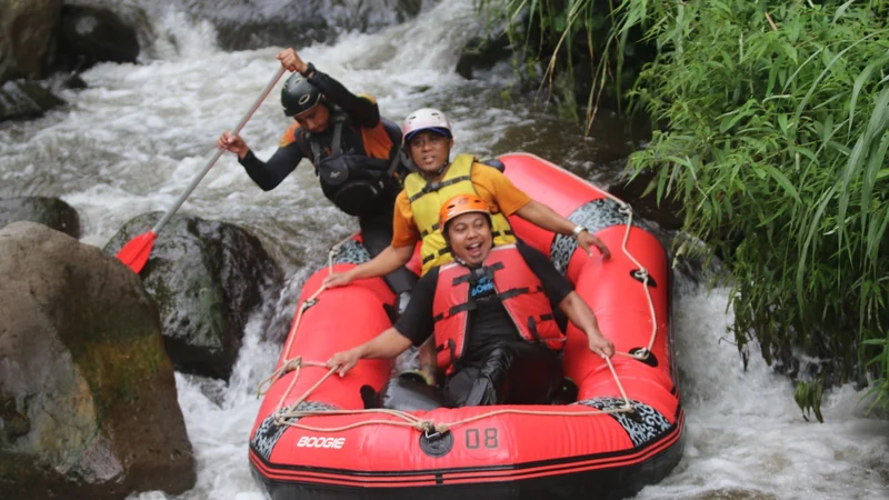 Outing unit kerja CCRC Bank BTN Surabaya, arung jeram Sungai Kromong