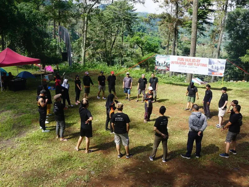kegiatan fun outbound rombongan di Pacet Mojokerto
