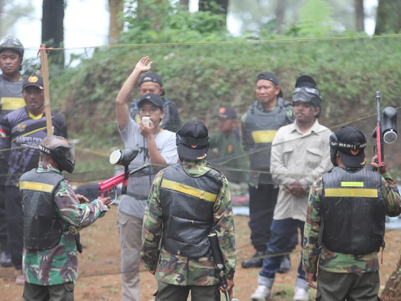 peserta paintball Pacet dengan perlengkapan lengkap