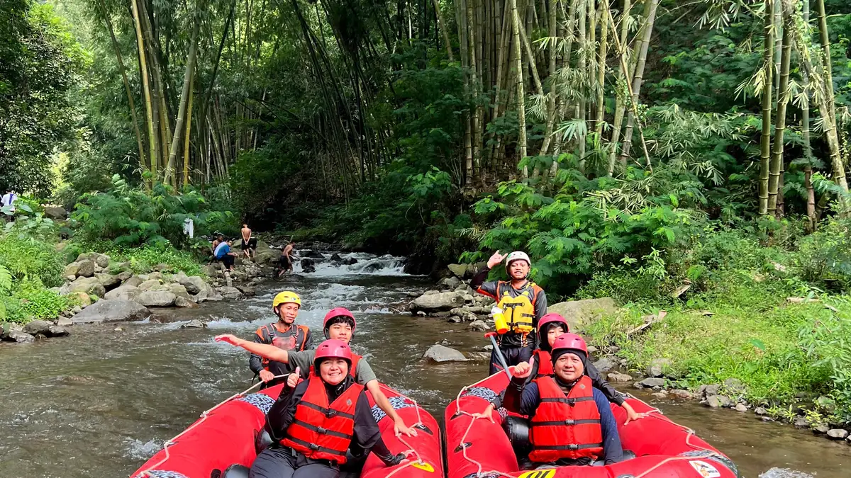 Peserta arung jeram Pacet melewati jeram Sungai Kromong